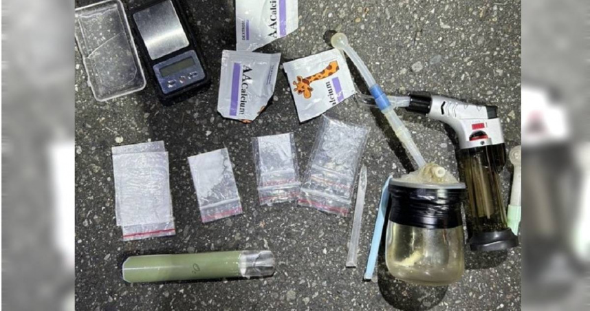 蔡男騎車等紅燈時因精神不濟遭攔，豈料他見警後竟拒檢肇逃，落網時還搜出海洛因及安非他命。（圖／翻攝畫面）