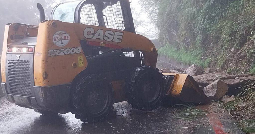 高雄市桃源區有遊客到野溪溫泉泡湯卻因落石受困，目前正由區公所調派機具救援中，同日上午南橫公路桃源路段也有零星落石發生。圖為南橫公路落石。（圖／公路局提供）