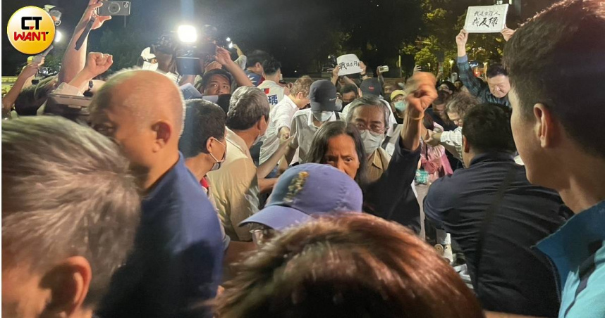 數百名國民黨支持者到北檢外聲援，在警方警告下已退出管制區。（圖／翁靖祐攝）