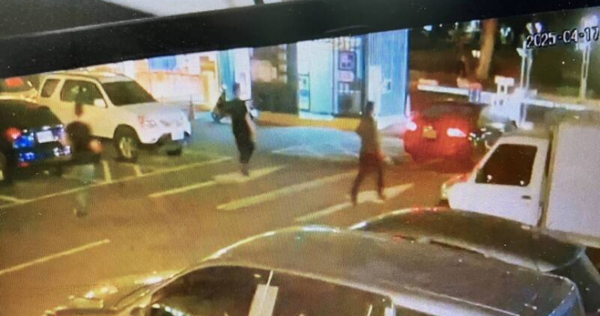 高雄市17日晚間，3名便衣員警高市五福一路埋伏查緝1名通緝犯時，誤將1名路過的女老師當成其同夥。（圖／翻攝畫面）