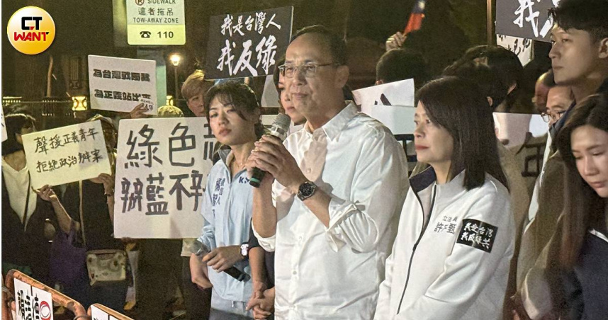 國民黨主席朱立倫再現身北檢外，聲援黃呂錦茹並對支持者喊話。（圖／沈建邦攝）