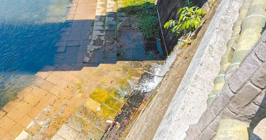 民眾28日下午目擊新北市萬里區瑪鋉溪冒出大量白色泡沫，環保局29日再度派員到場查看。（圖／新北市環保局提供／中國時報張鎧乙新北傳真）