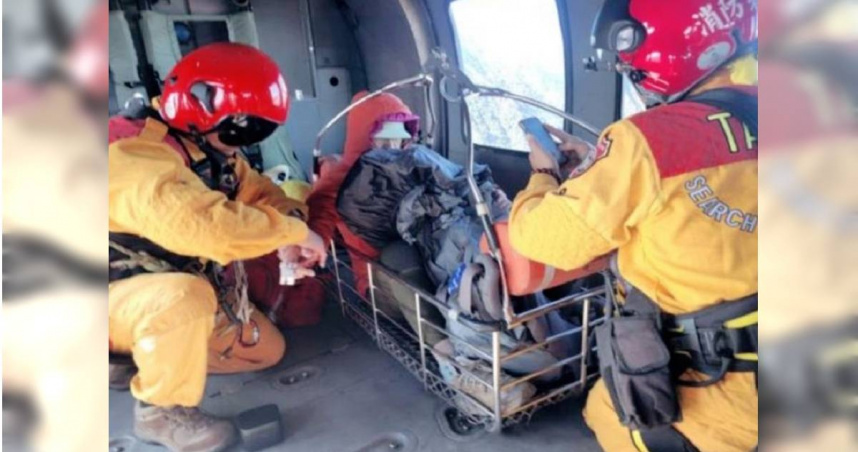 趙女攀登馬博橫斷在山屋夜宿時，身體出現高山症症狀，直到30日才交由直升機吊掛救下山。（圖／翻攝畫面）