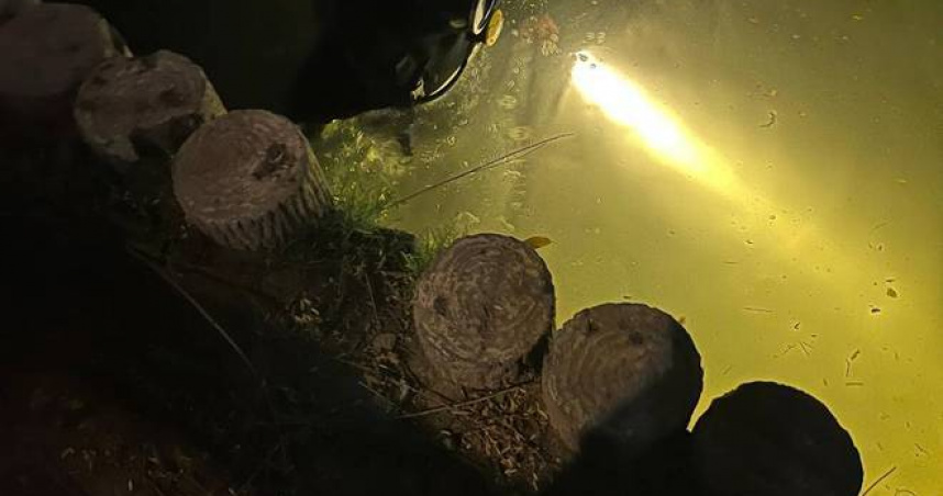 楊男的手機落水，找來打撈師傅幫忙未果，隔天手機定位卻出現在賣場。（圖／翻攝自揚子晚報）