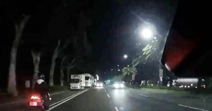 蔡姓少年4月29日凌晨拒檢逃逸影像。（圖／新北市警察局提供）