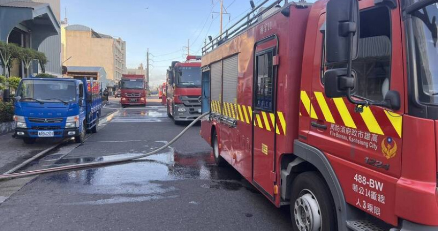 高雄燁輝鋼鐵工廠發生火災，管線因不明原因突竄火舌，消防員迅速灌救滅火。（圖／高雄市消防局提供）