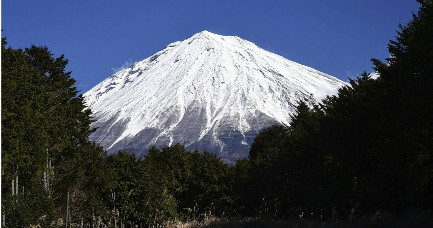 2名中國男大生日前擅闖富士山，還在網路上發文求救，怎料搜救隊挺進救援後，才發現2人已自行下山，離譜行徑引起撻伐。（圖／達志／美聯社）