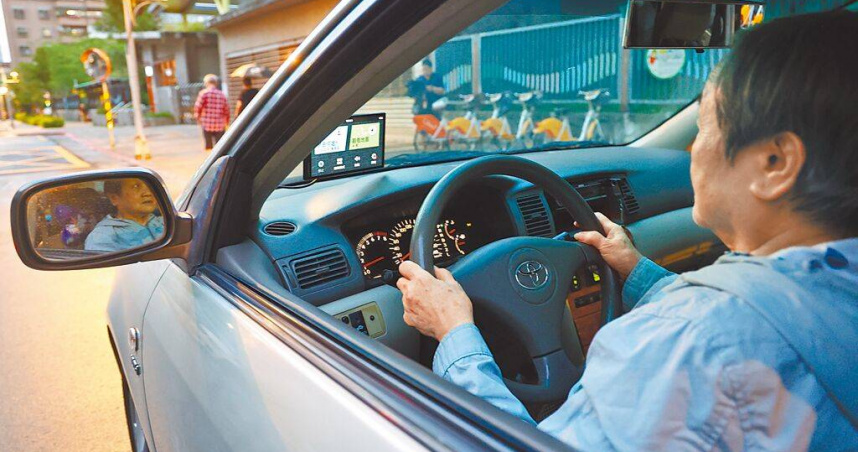 高齡駕駛成為重要話題。圖為民眾開車示意圖。（圖／本報資料照片）