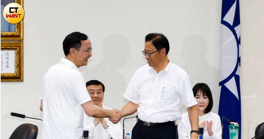 桃園市長張善政（右）認為國民黨主席朱立倫（左）一席「交棒說」就是在講台中市長盧秀燕。（圖／黃耀徵攝）