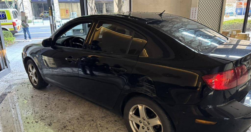 29歲郭姓住戶喝酒後回到社區，與警衛發生爭執，事後竟帶3歲兒駕車衝撞社區大廳。（圖／翻攝畫面）