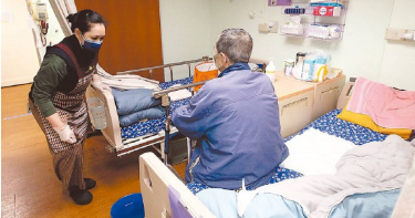 失智症照顧難度高，民眾應善用政府資源，若長輩不好照顧，建議送至住宿型機構。