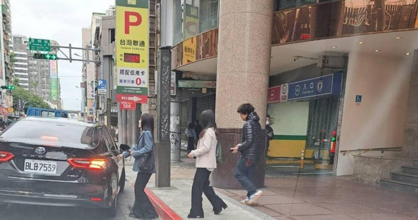 民進黨立委上前走去立法院公務車，從車牌號碼可以清楚確認為立院公務車。（圖／爆料者提供）