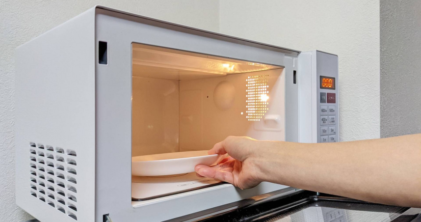 腎臟科醫師江守山指出，微波爐的加熱深度只有5公分，可能出現食物加熱不完全的狀況。（示意圖／翻攝自photoAC）