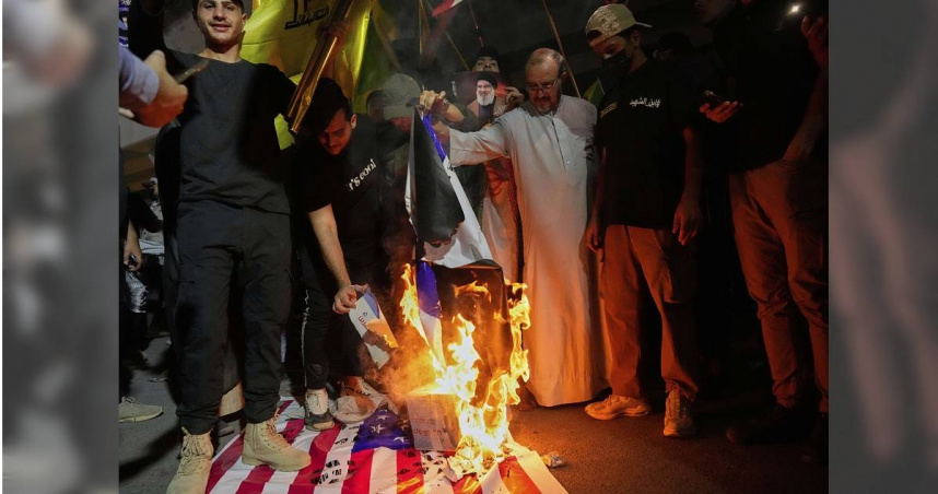 美軍一旦介入以伊衝突，駐中東美軍可能淪為伊朗導彈攻擊目標。圖為伊朗抗議者在抗議以色列襲擊當地多個都市時焚燒以色列和美國國旗。（圖／達志／美聯社）