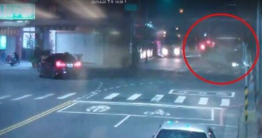 高雄小客車猛撞機車腳踏車釀4傷。（圖／翻攝畫面）