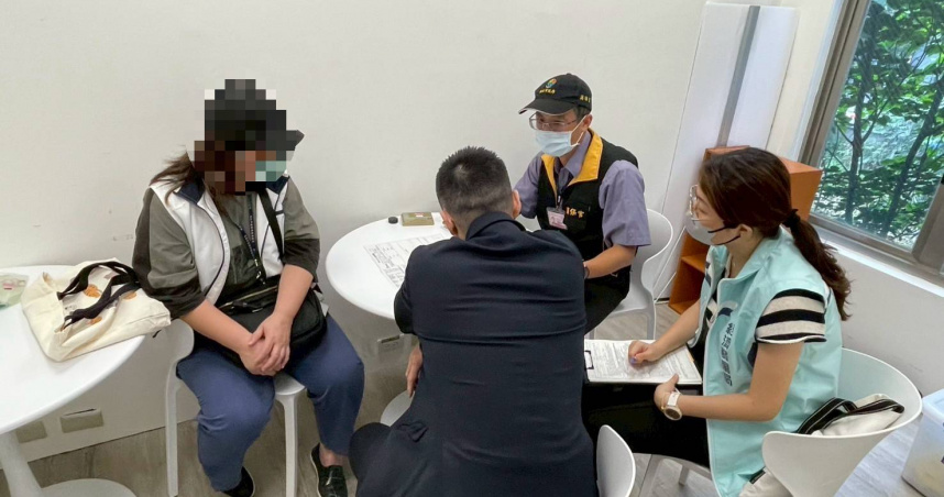 新北市法制局本月指派消保官赴轄內6家除蟎服務業者稽查，針對「是否使用環境用藥」、「是否依法申請病媒防治業」、以及「是否訂有明確定型化契約條款或價目表」等項目確認業者是否涉及條款陷阱或不合法規之處。（圖／新北市法制局）