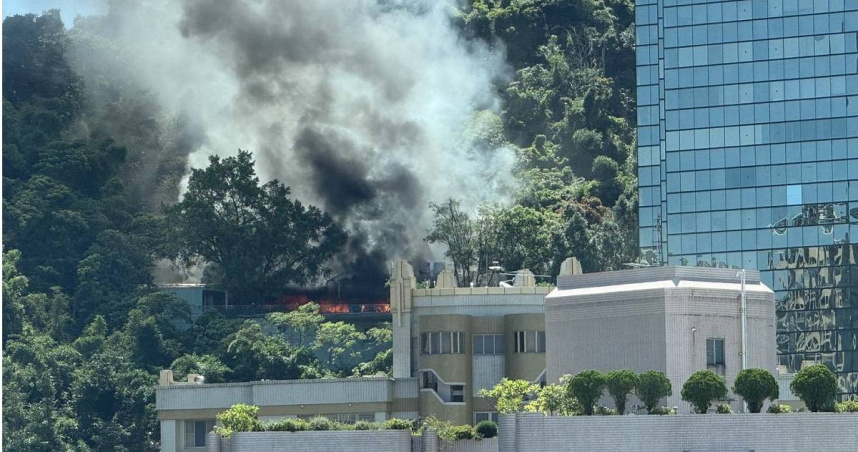 北市信義區新美齊象山大樓的全真東華觀，1日上午9時許因不明原因突然冒出火舌。（圖／翻攝畫面）