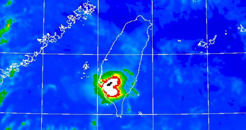 台灣上空現「愛心」籠罩。（圖／翻攝自臉書＠mdc.cwb）
