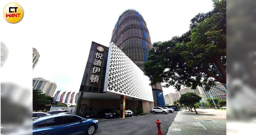 興益發「悦讀伊頓」為衝買氣，宣布祭出送百萬精裝修，連過去幾個月買的已購客都受惠。（圖／林榮芳攝）