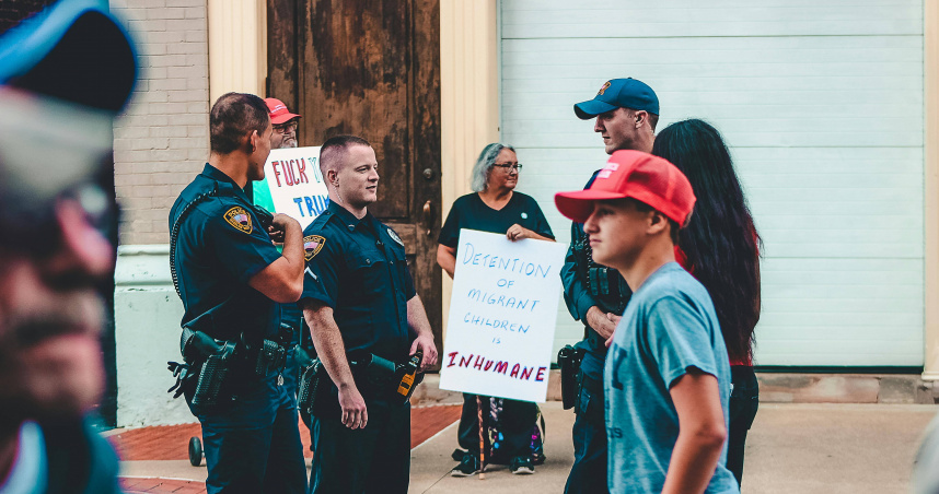 美國總統川普上任後對非法移民的強硬政策，讓許多家庭再度陷入焦慮與不安之中。（示意圖／翻攝Pexels）