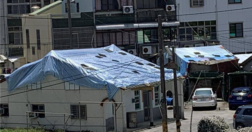 丹娜絲颱風造成台南市7千多間房屋掀頂，大多數房屋目前已蓋上帆布，後續要修屋頂卻缺工缺料，災民建議市府請台積電基金會來幫忙。（圖／中國時報郭良傑攝）