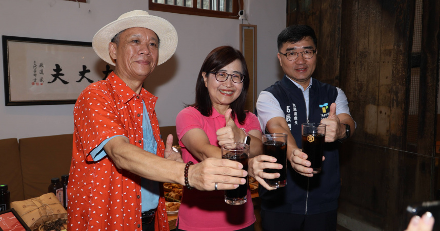 台北市副市長林奕華（中）、商業處處長高振源（右）、萬華街區發展協會理事長洪文和（左），帶領民眾體驗萬華的在地文化魅力。（圖／萬華街區發展協會提供）