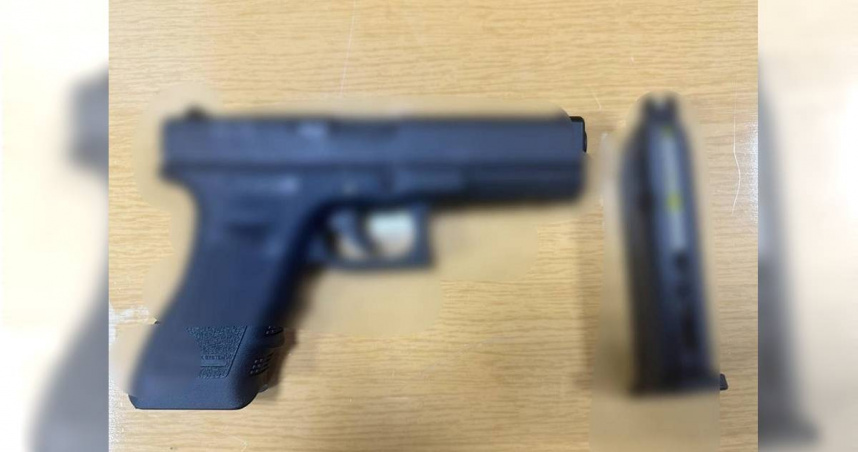 2025年7月26日澎湖縣／馬公警分局25日偵辦馬公市大案山北極殿前廣場24日深夜槍響案，策動嫌疑人交付疑似涉案之空氣槍一把。（圖／馬公警分局提供）