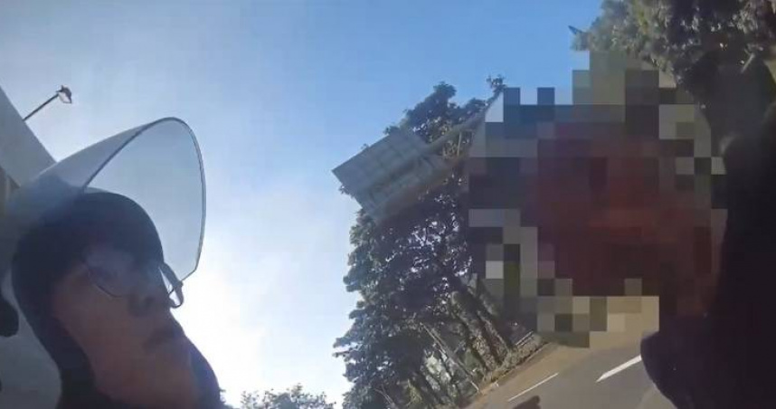 光頭男（右）酒後與童軍團爆發衝突，警方將其帶回管束待清醒再讓其離開。（圖／翻攝畫面）