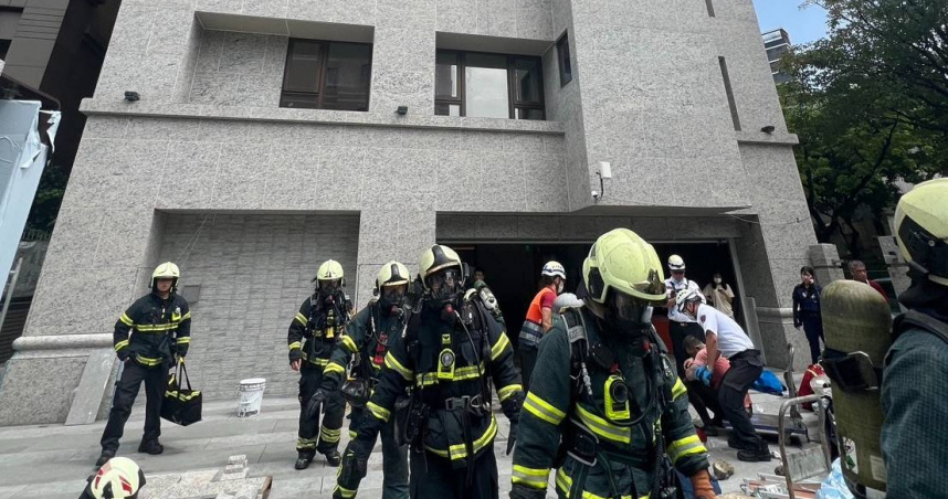 台北市士林區發生工安意外，7名工人昏厥倒地送醫，目前已有6人恢復意識，1人則在進行插管治療。（圖／翻攝畫面）