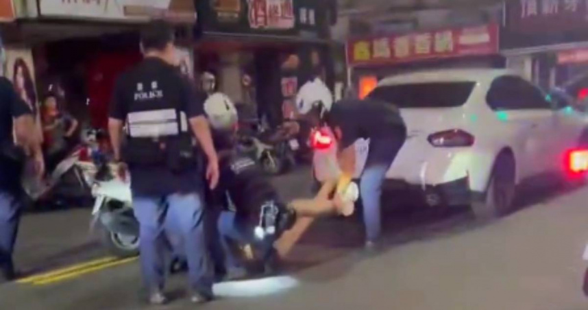 BMW拒檢遭警拉下車壓制在地。（圖／爆料公社）