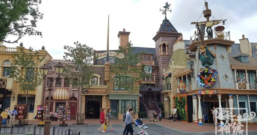 毛榮海曾參與上海迪士尼主題園區「寶藏灣」及「探險島」的設計與施工，讓遊客置身於新發現的遠古部落中探索神秘世界。（圖／翻攝自翰億美術官網）