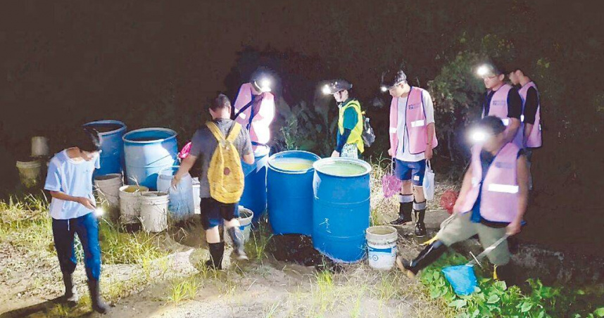 南投縣農業處攜手社區組成「亞洲錦蛙移除小隊」，請專家講解調查及移除工作須知，展開除蛙行動。（圖／南投縣政府提供／中國時報楊靜茹南投傳真）