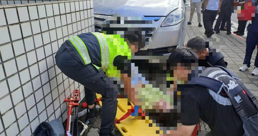 休旅車警局前暴衝壓人。（圖／翻攝畫面）