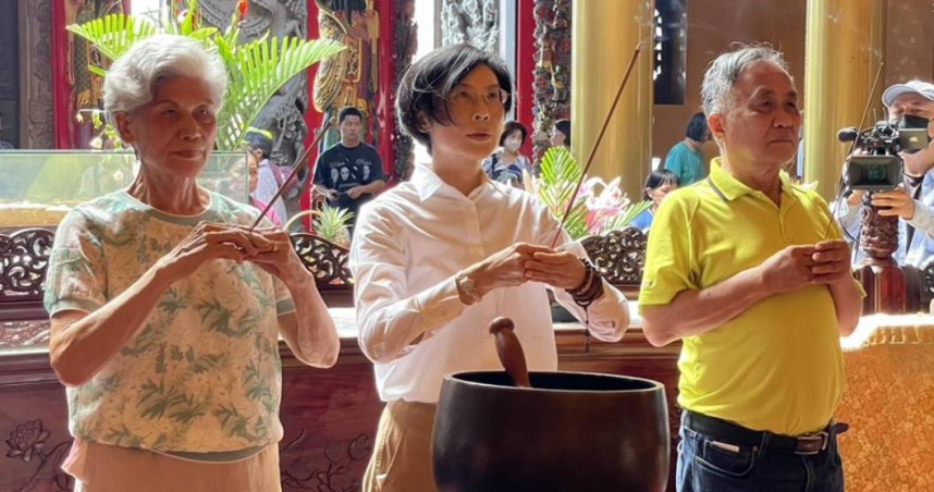 林岱樺今天接受網路媒體採訪，強調週刊爆料的簡訊「當然是假的」，面對那些繪聲繪影的不實內容，她要用「阿彌陀佛」做回應，圖為林岱樺日前到高雄鳳山天公廟參拜，圖左為林母（圖／報系資料照）