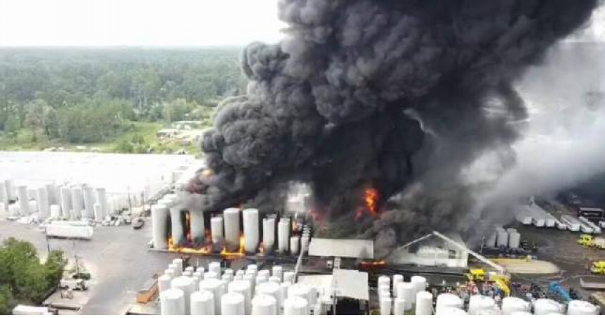 路易斯安那州羅斯蘭（Roseland）的Smitty’s Supply工廠發生爆炸，大火引發濃煙直竄天際。（圖／翻攝自美聯社網頁，下同）