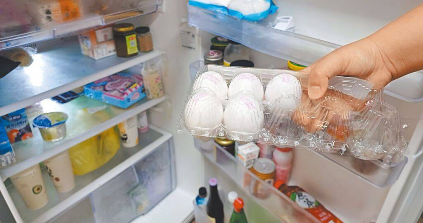 營養師提醒，不同食材各有保存期限與注意事項，例如雞蛋、牛奶等容易腐壞的食物不可放門邊，剛煮好的熱湯不要馬上端進冰箱。（圖／中國時報王家瑜攝）
