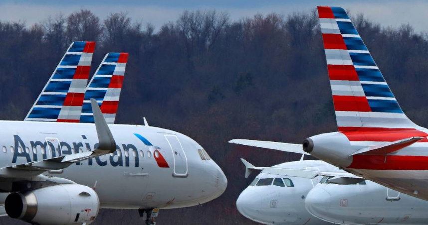 美國航空客機飛行途中，機上乘客的裝置突然冒煙，導致飛機緊急迫降。（示意圖／達志／美聯社）