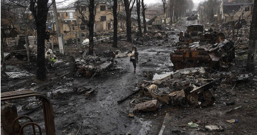 烏克蘭東部頓內茨克地區戰況持續惡化，當地居民在頻繁的砲火與無人機襲擊下被迫撤離。（圖／達志／美聯社）