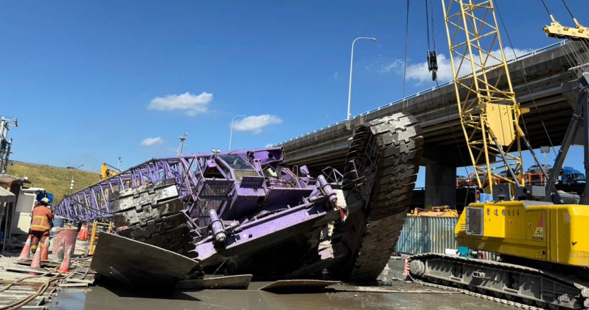 吊車因不明原因翻覆，砸中灑水車畫面相當駭人。（圖／翻攝畫面）