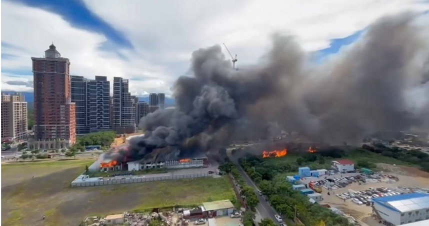 桃園龜山區展售中心發生火警，濃厚黑煙衝天。（圖／翻攝畫面）