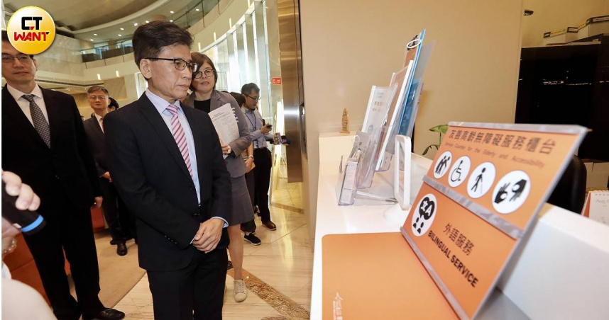 金管會主委彭金隆27日偕同銀行局官員，視察王道銀行友善金融服務設施。（圖／方萬民攝）