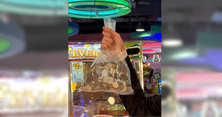 宜蘭近海昨（28）日晚間發生芮氏規模6.0地震。有一名網友分享，自己在地震發生當下正好在宜蘭湯姆熊遊樂場，於是見到地震將機台裡的代幣通通晃了下來，讓他高喊：「地震使我實現代幣自由！」（圖／翻攝FB／結城照美）