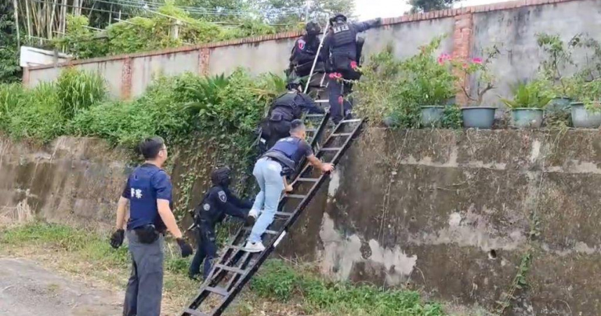 新北刑大偵五隊會同霹靂小組深入苗栗頭份山區，翻牆攻堅成功逮捕販毒集團5人。（圖／翻攝畫面）