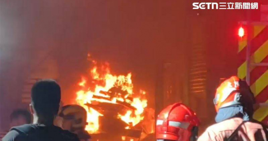 一處紙類工廠於凌晨3時58分突起火勢，火舌迅速延燒。（圖／三立新聞網提供）