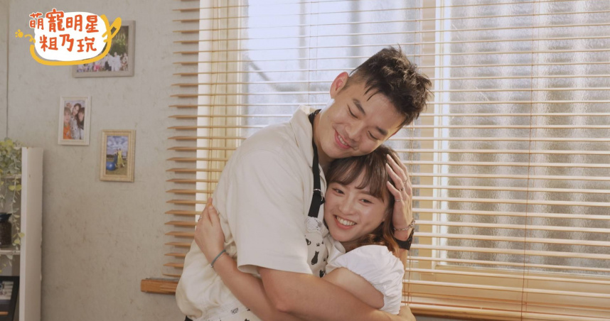 陳詩媛常用童書繪本《魔法抱抱》療癒王齊麟情緒，兩人也現場示範。（圖／TVBS提供）