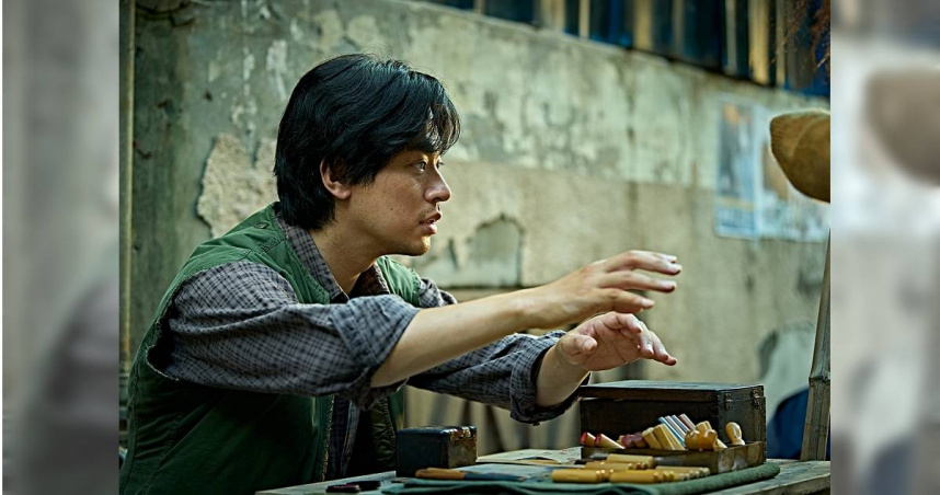 為了瞭解爸爸失明的辛苦，朴正民自告奮勇演出盲人角色。（圖／壹壹喜喜提供）