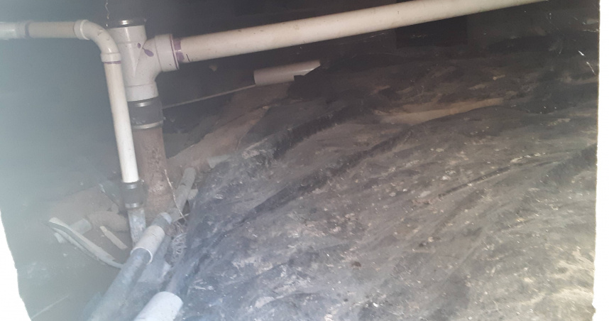 爬行空間通常是指建築物地板下方一個狹窄、未完成的空間，高度不足以讓人直立行走，但足以讓人爬行通過的空間。（示意圖／翻攝自維基百科）