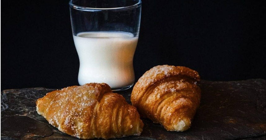 一名網友好奇，為何有人會將「可頌」稱作「垮頌」？對此，許多內行人為他解惑。（示意圖／Pixabay）