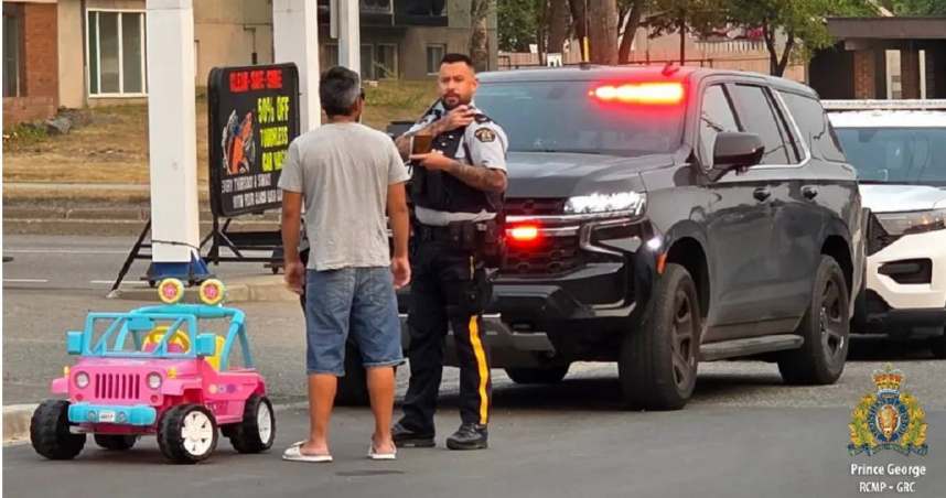 加拿大一名男子因為在馬路上駕駛兒童玩具吉普車遭警方攔下，又被員警發現他「無照又酒駕」最終遭到拘捕。（圖／翻攝Royal Canadian Mounted Police）