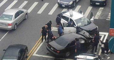 雲林斗六家樂福「警匪槍戰」 雙方駁火警3人掛彩